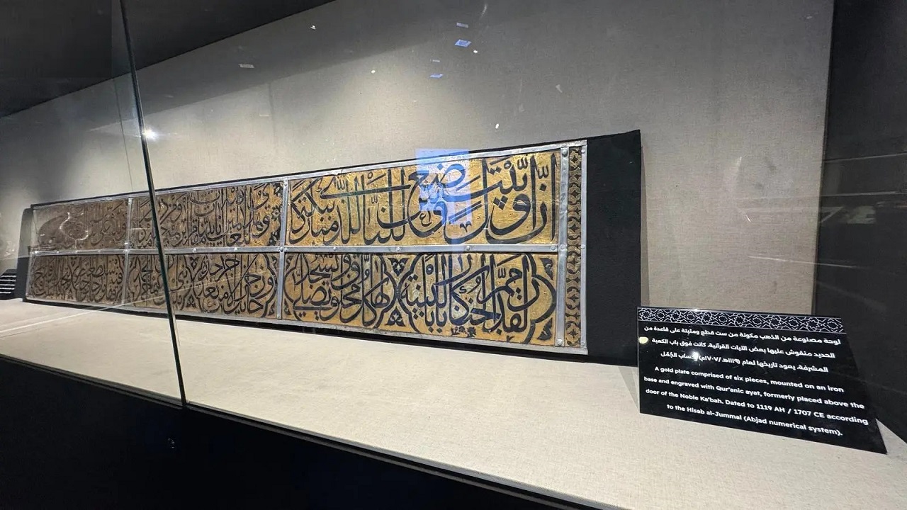 لوحة نادرة فوق باب الكعبة المشرفة تروي فصولًا من تاريخ العمارة الإسلامية