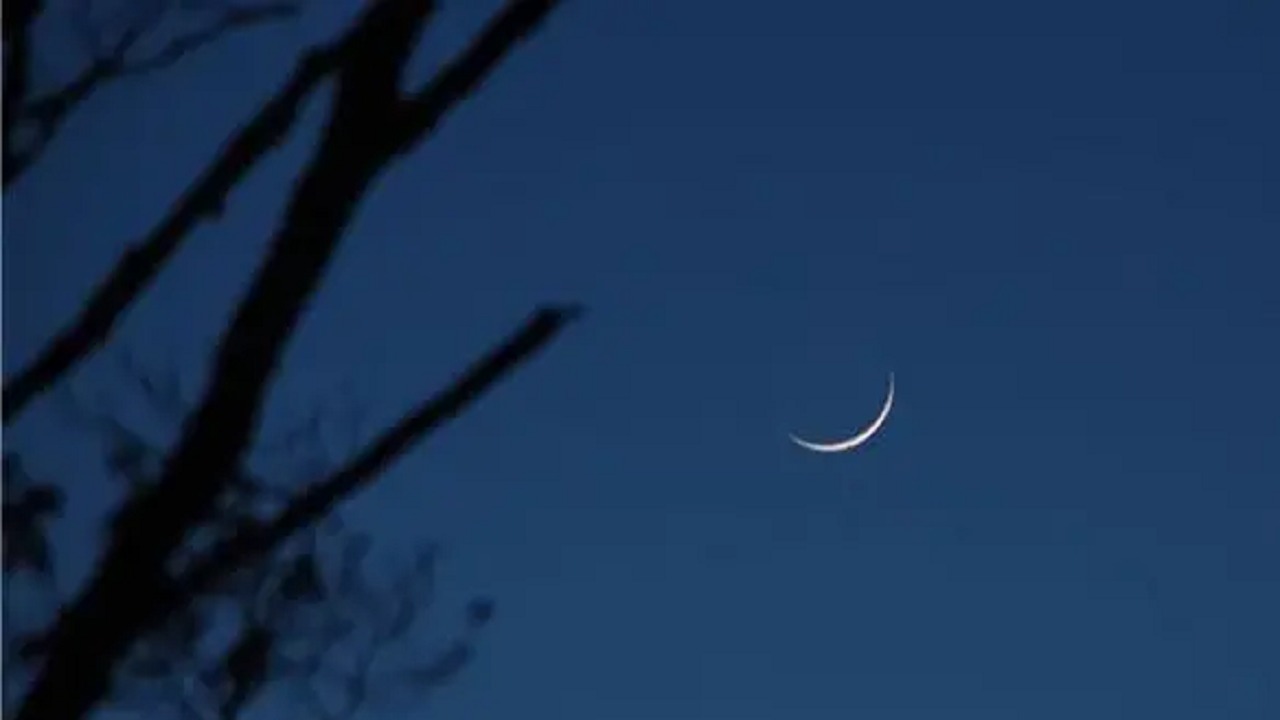 هلال شهر محرم يُزين سماء المملكة والوطن العربي اليوم