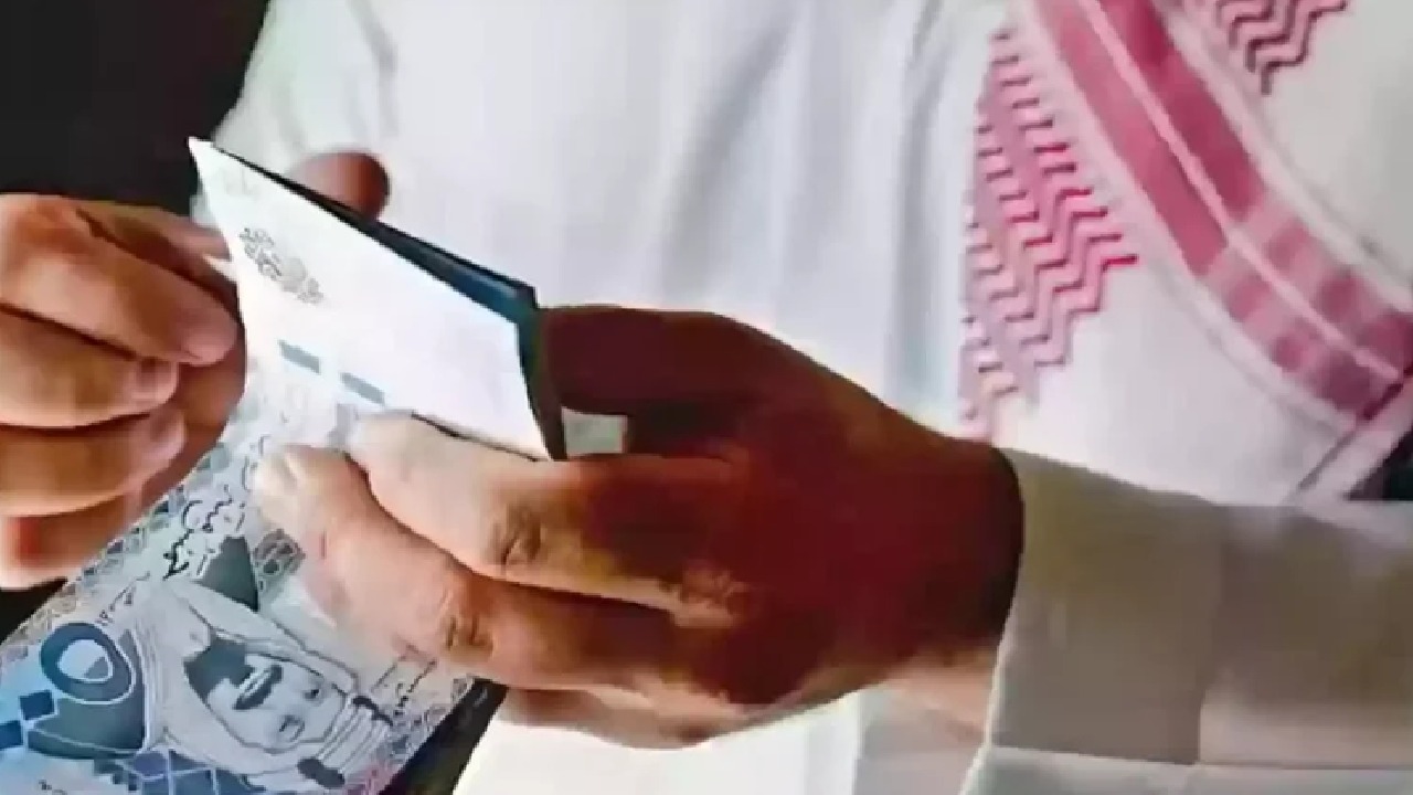 قصة رجل مسن تعطل محرك سيارته وخسر 100 ألف ريال بسبب احتيال من ابن جاره .. فيديو
