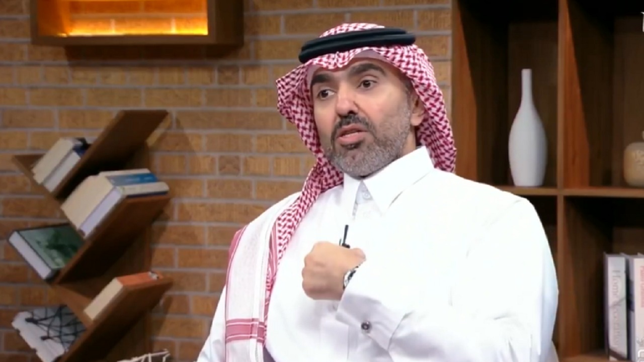 مختص يفسر سبب رغبة البعض في عيش حياة المشاهير .. فيديو