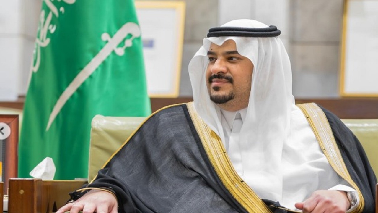 نائب أمير الرياض يؤدي صلاة الميت على الأميرة سارة بنت عبدالمحسن