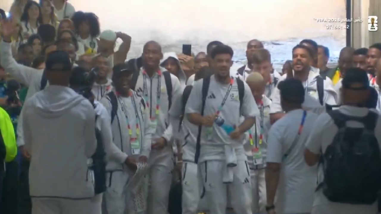 رقصة جماعية للاعبي جنوب أفريقيا فور وصولهم ملعب افتتاح كأس العالم.. فيديو