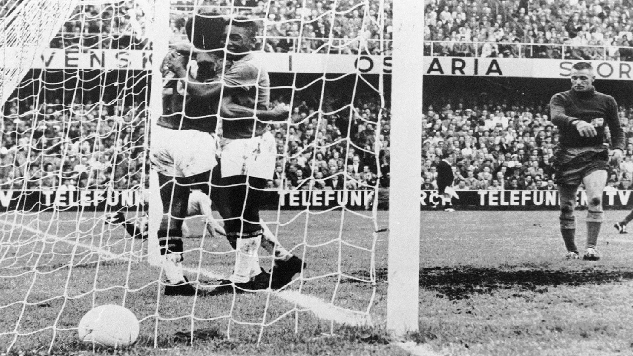 قميص بيليه في كأس العالم 1958 يطرح للبيع في مزاد عالمي