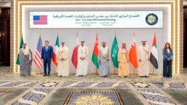 بيان خليجي–أمريكي يؤكد رفض فرض أي رسوم أو محاولة السيطرة على مضيق هرمز
