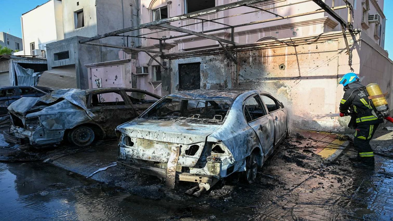 إصابة طفلة واحتراق مركبات ومنازل جراء الاعتداء الإيراني على البحرين.. صور