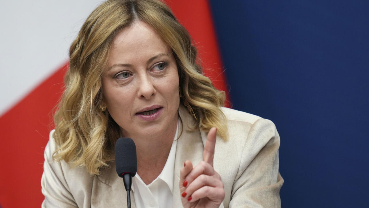 رئيسة وزراء إيطاليا تخطف الأضواء مجددًا خلال قمة G7 بلقطات عفوية.. فيديو