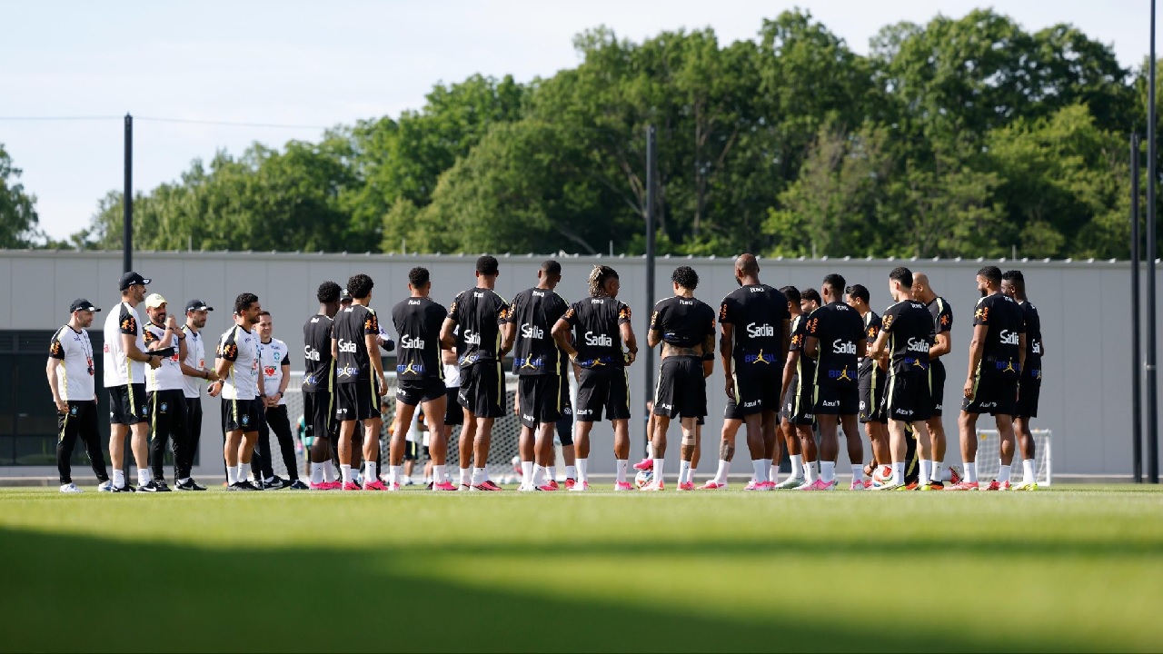 تفتيش دقيق لبعثة المنتخب البرازيلي فور وصولها إلى أمريكا