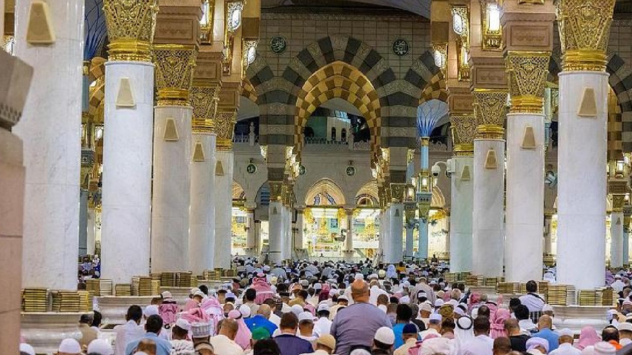 قانوني: التصوير أثناء خطبة الجمعة يعد تشويشًا وقد تترتب عليه عقوبة تعزيرية