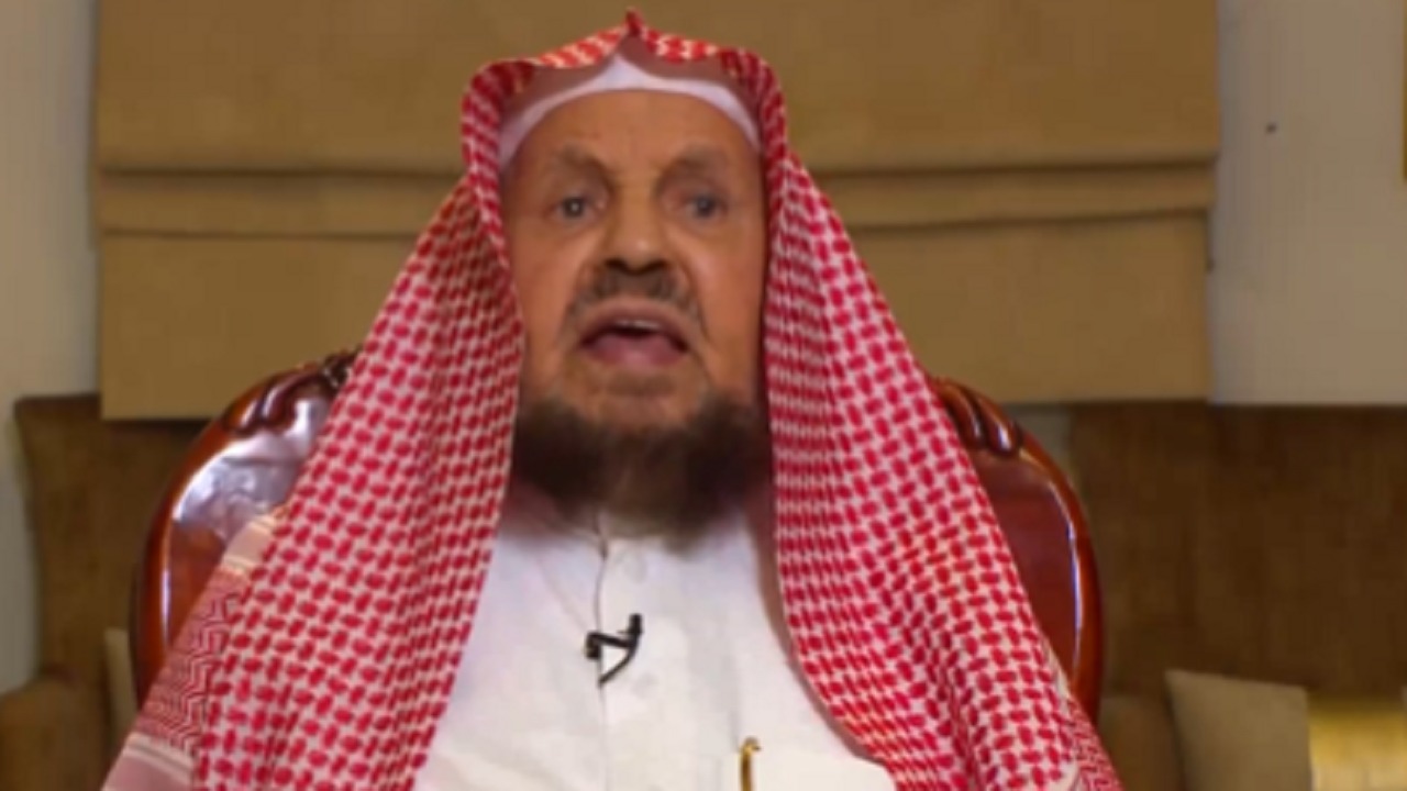 حكم صلاة المغرب خلف إمام يصلي العشاء.. فيديو