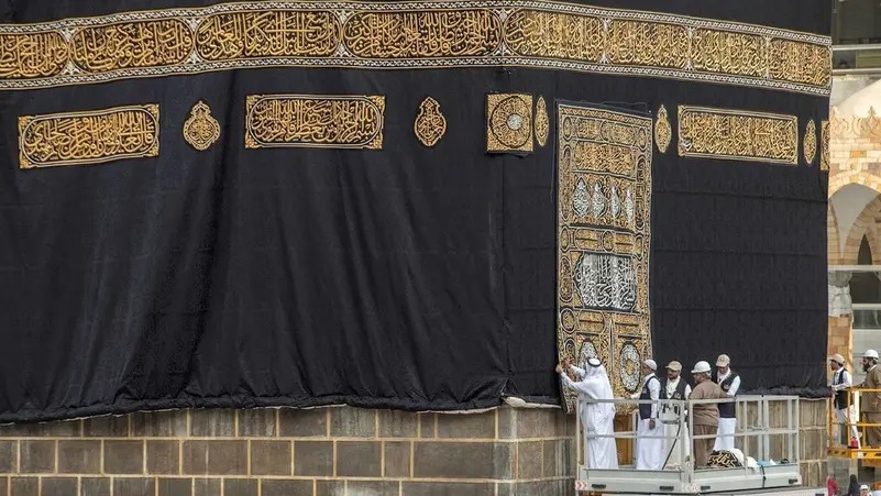 شؤون الحرمين تعلن اكتمال الاستعدادات لتغيير كسوة الكعبة .. فيديو