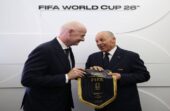 إنفانتينو يهدي رئيس الاتحاد المصري درع كأس العالم باسم الرئيس السيسي