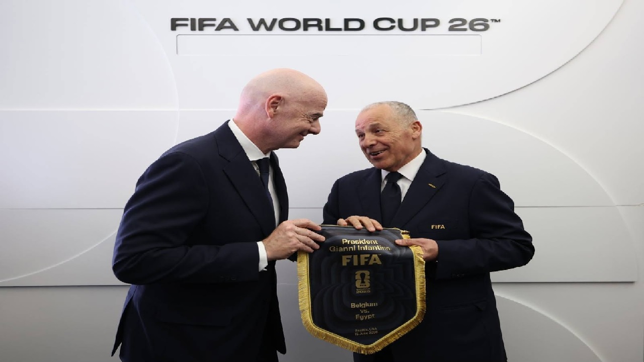 إنفانتينو يهدي رئيس الاتحاد المصري درع كأس العالم باسم الرئيس السيسي