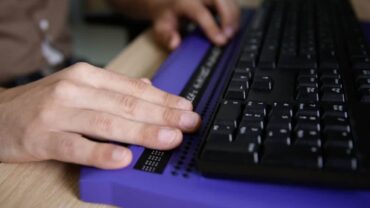 مدربة تقنية تكشف آلية تدريب المكفوفين على استخدام الحاسب.. فيديو