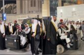 وزير الحج يرافق موكب نقل كسوة الكعبة إلى صحن المطاف.. فيديو