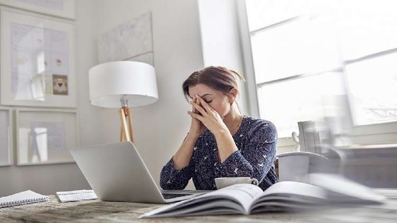 أخصائي : 3 دقائق حركة كل نصف ساعة تقلل مخاطر الجلوس الطويل.. فيديو