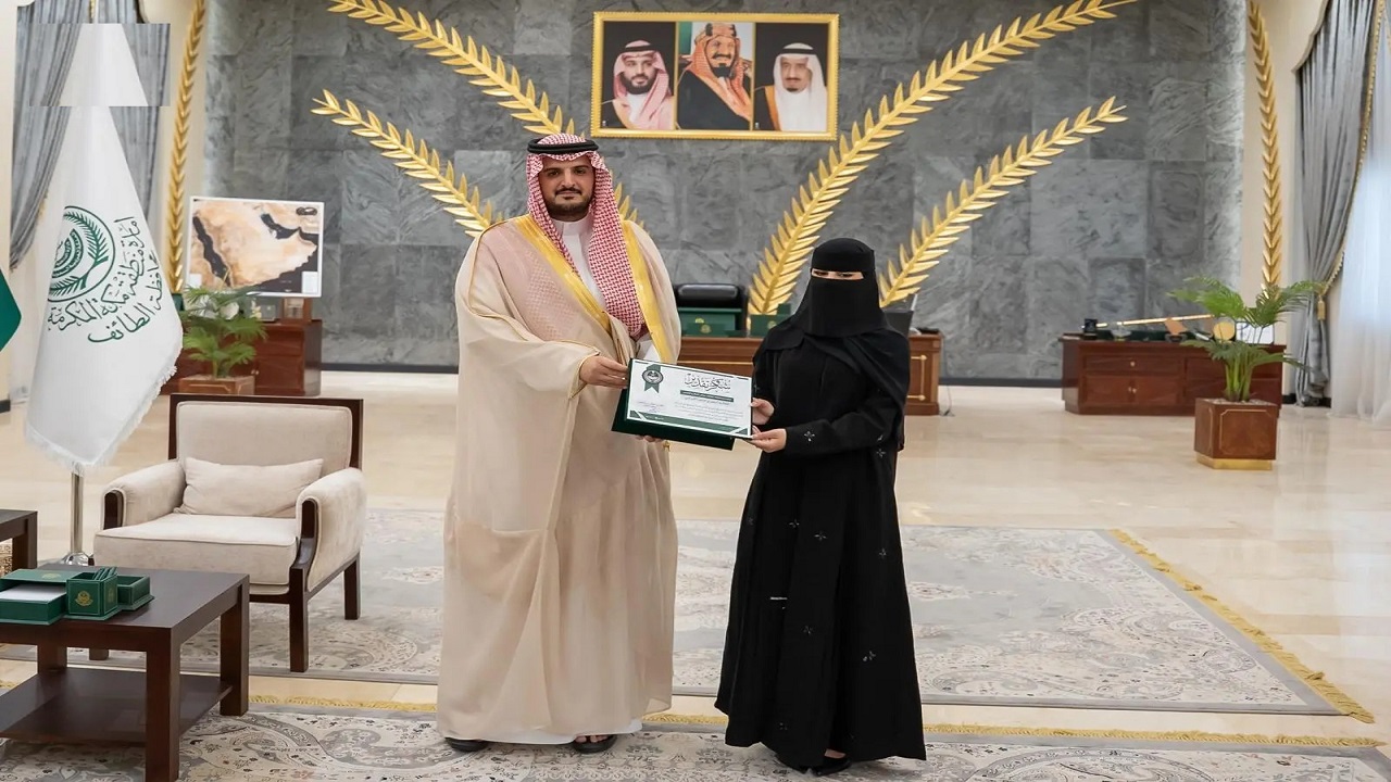 مُحافظ الطائف يُكرِّم طالبة حققت فضية معرض ITEX 2026 الدولي