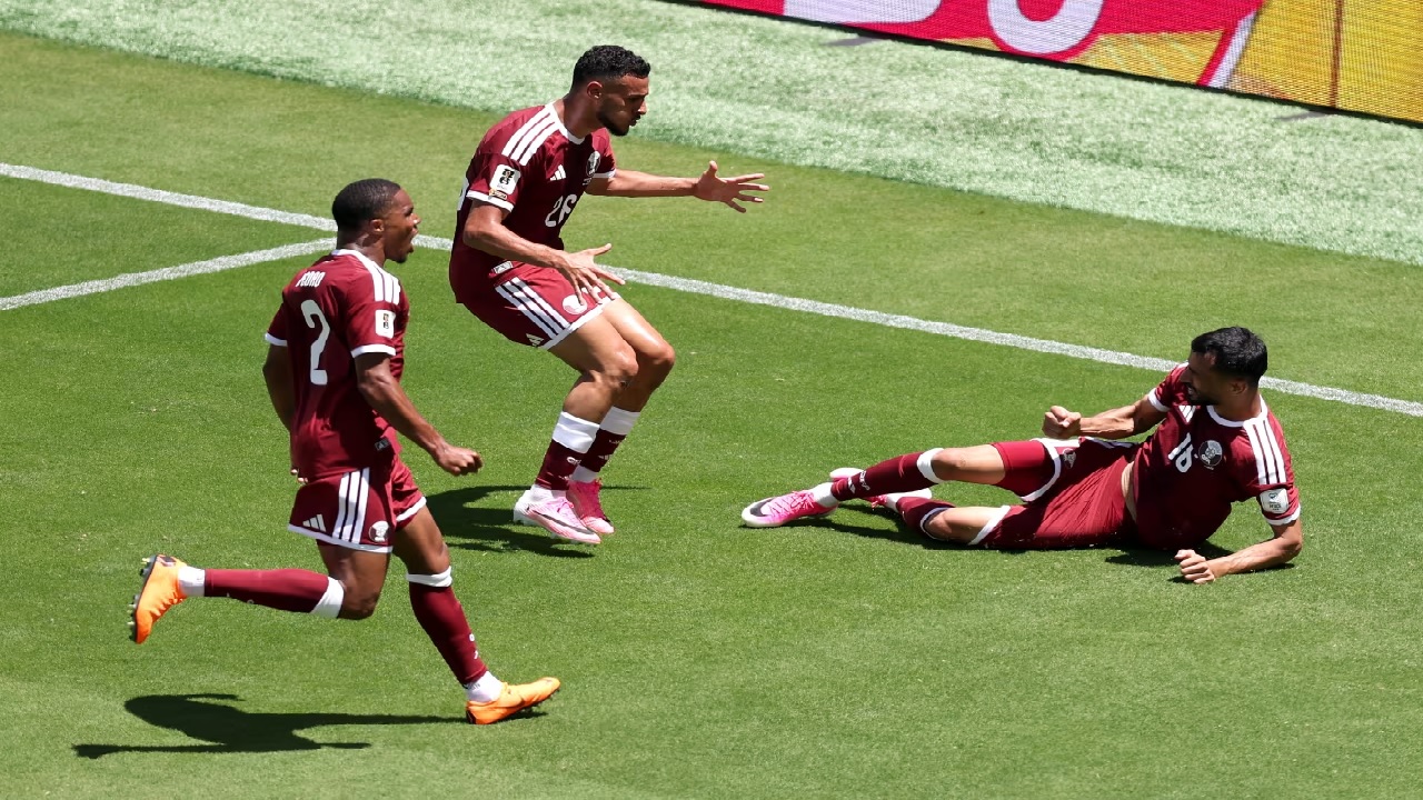 قطر تنتزع تعادلًا تاريخيًا أمام سويسرا