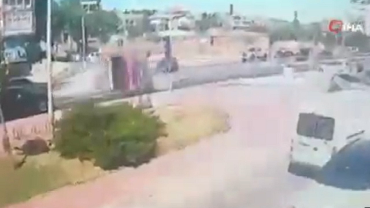 لحظة انقلاب سيارة إطفاء بعد اصطدام مروع بسيارة في تركيا.. فيديو