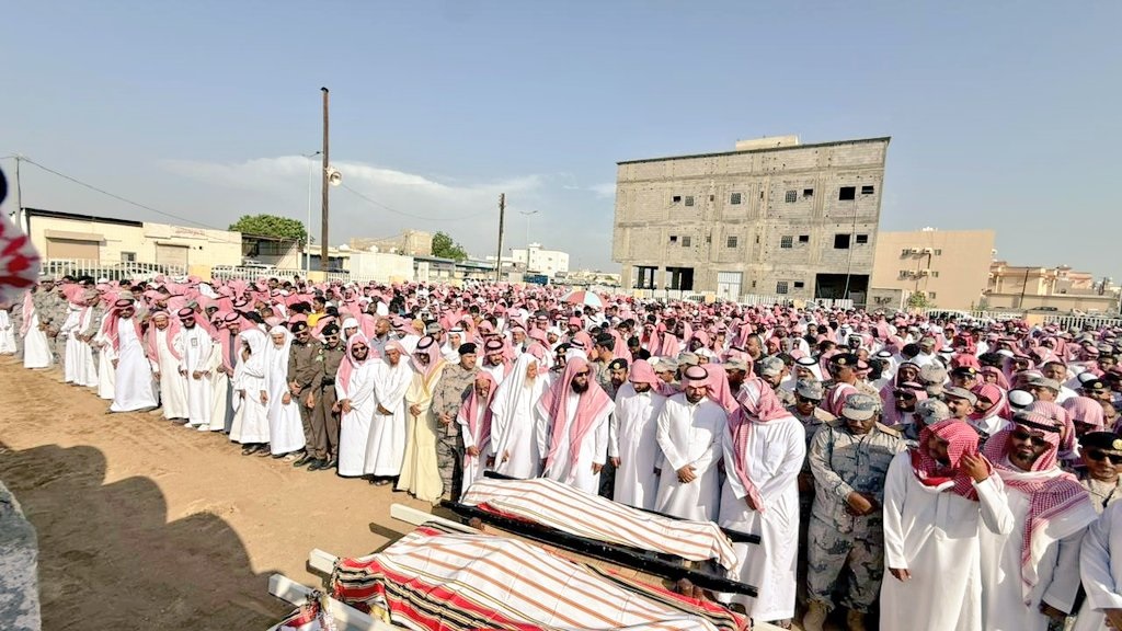حشود كبيرة تشيع 3 أطفال أشقاء توفوا في حريق بقرية النجامية.. صور