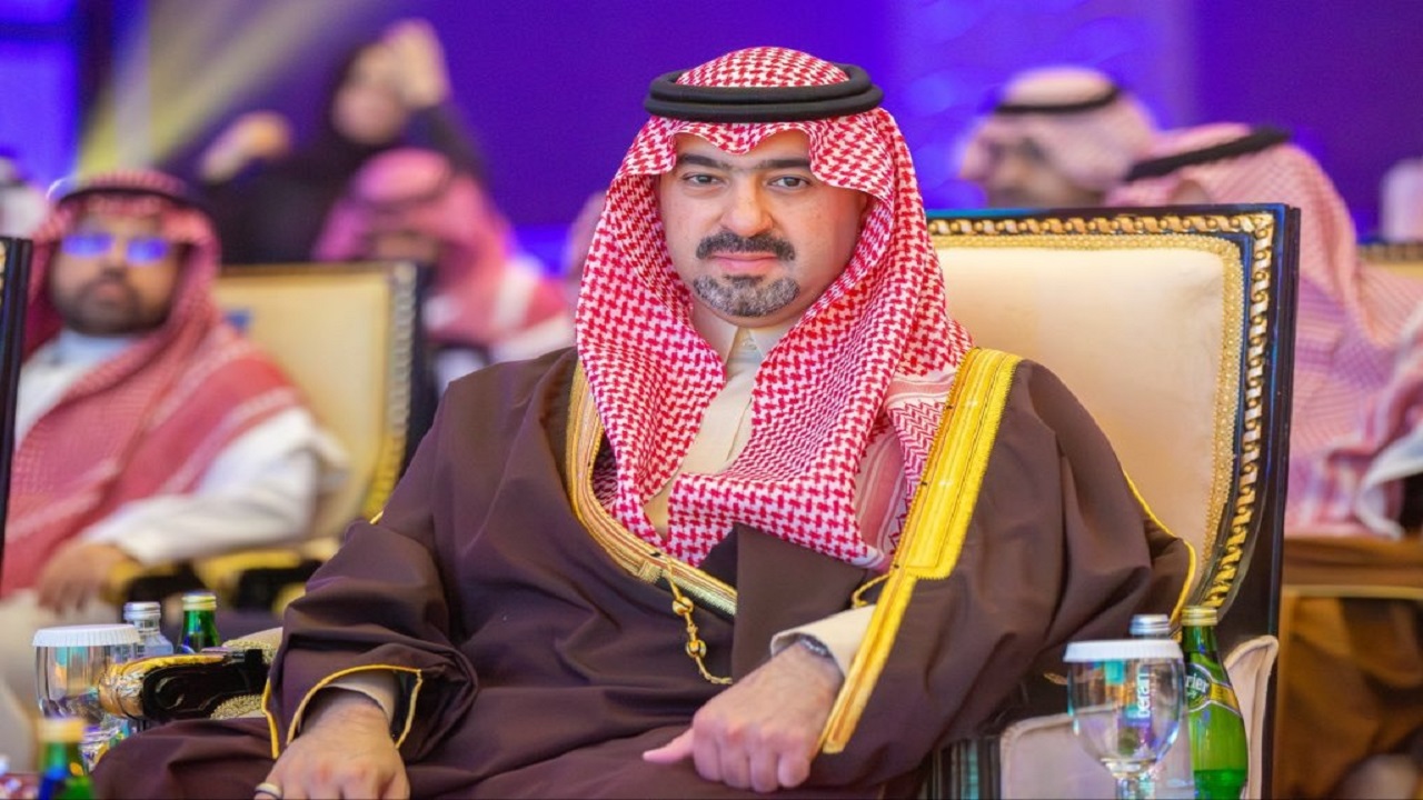 نائب أمير تبوك يواسي محافظ تيماء في وفاة شقيقته