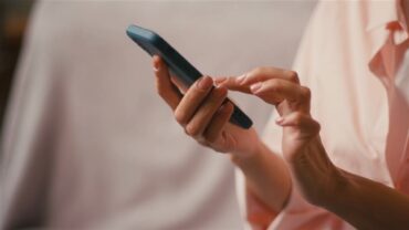 محامٍ يكشف أفعالًا يراها البعض بسيطة لكنها تعد جريمة.. فيديو
