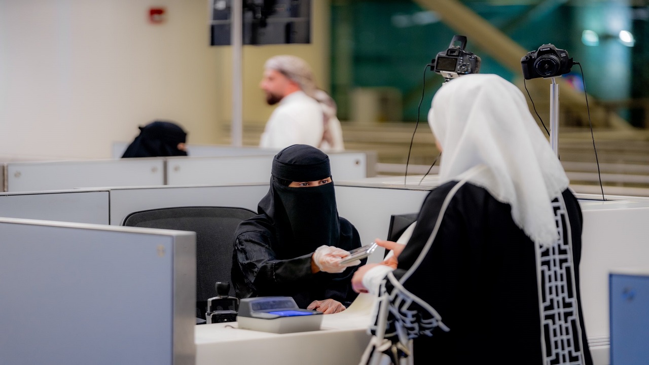 الجوازات تستقبل أول أفواج المعتمرين لعام 1448هـ بالتزامن مع مغادرة الحجاج