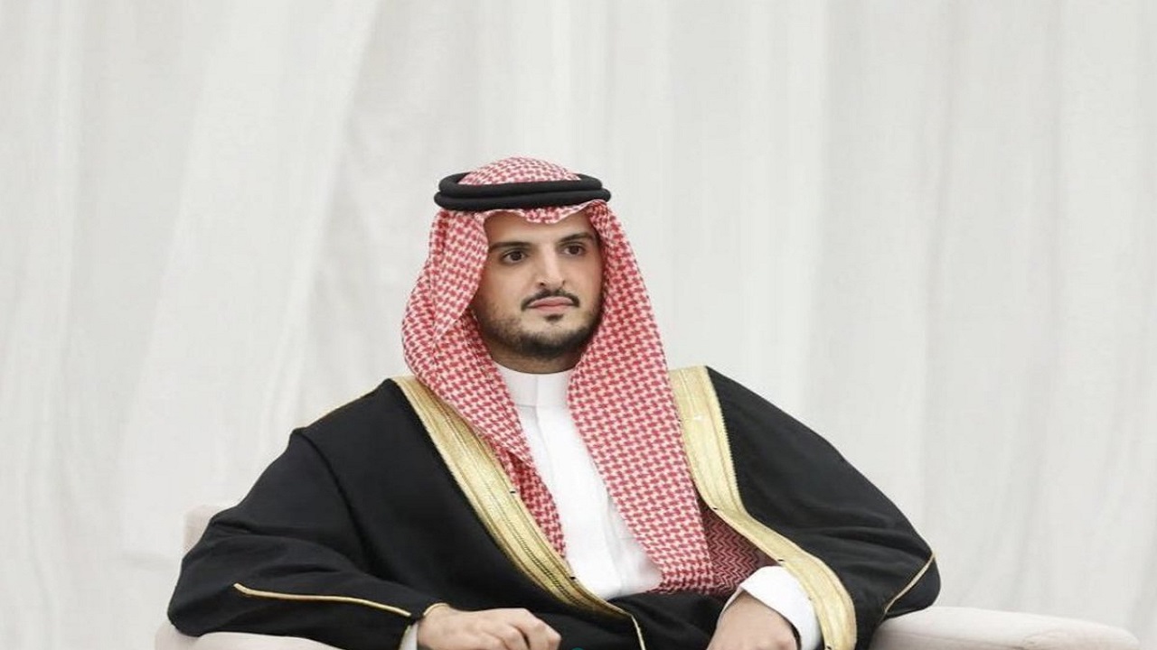 مُحافظ الطائف يؤدي صلاة الميت على شهيد أرامكو وينقل تعازي أمير مكة ونائبه