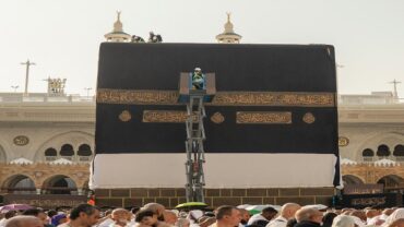 بدء أعمال مراسم تغيير كسوة الكعبة المشرفة..فيديو