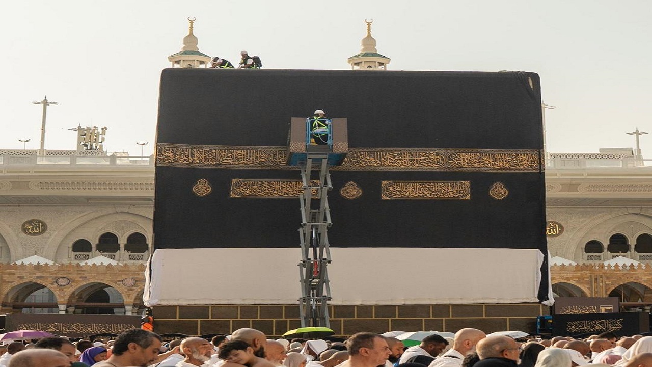 بدء أعمال مراسم تغيير كسوة الكعبة المشرفة..فيديو