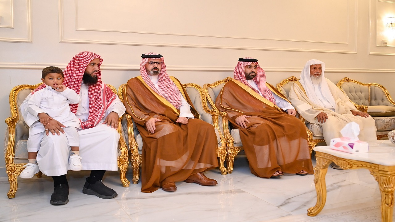أمير جازان ونائبه يقدمان واجب العزاء للنجمي في وفاة ثلاثة من أبنائه