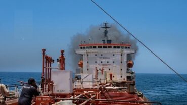 الهند تنقذ طاقم ناقلة اندلعت فيها النيران قبالة سلطنة عُمان