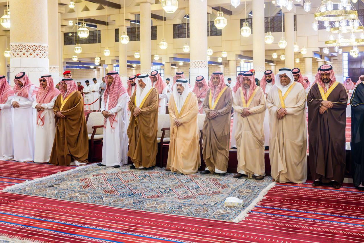 أمير الرياض يؤدي صلاة الميت على والدة خالد بن مطلق بن خرصان..صور