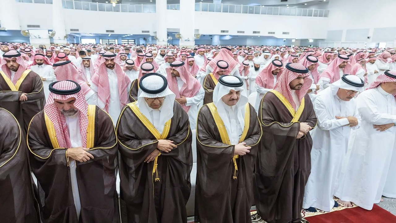 أمير الشرقية يؤدي صلاة الميت على شهداء حادث سقوط الطائرة المروحية التابعة لشركة أرامكو