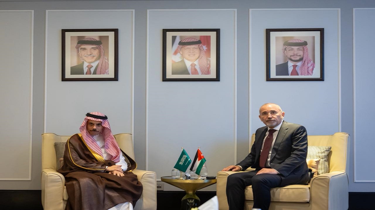 وزير الخارجية يلتقي نظيره الأردني
