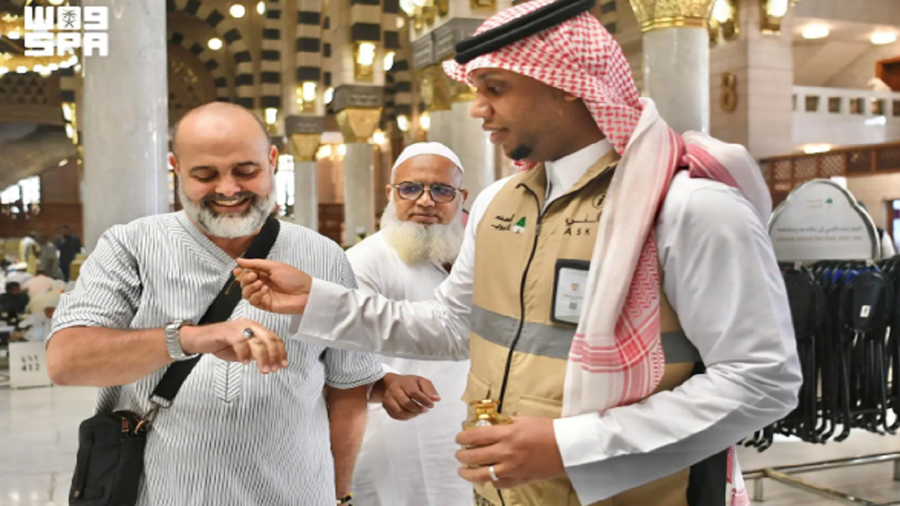 بخورٌ يعبق بالسكينة.. عناية متواصلة بتبخير المسجد النبوي وتعطيره
