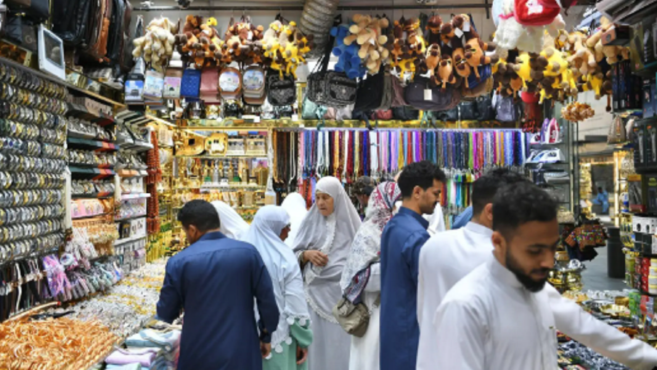 ضيوف الرحمن ينعشون الحركة التجارية في أسواق المدينة المنورة