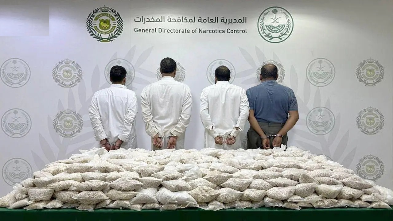 الجمارك تضبط 1401925 قرص إمفيتامين مُخبأة داخل آلة كسّارة
