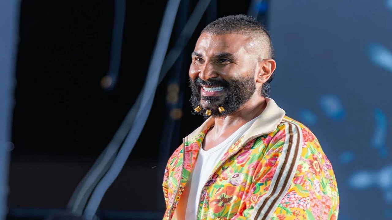 أحمد سعد يرد على منتقدي ضفيرة شعره وأقراط ذقن.. صور