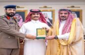 أمير القصيم يكرّم مواطن لموقفه البطولي بإبعاد مركبة مشتعلة عن موقعها.. صور