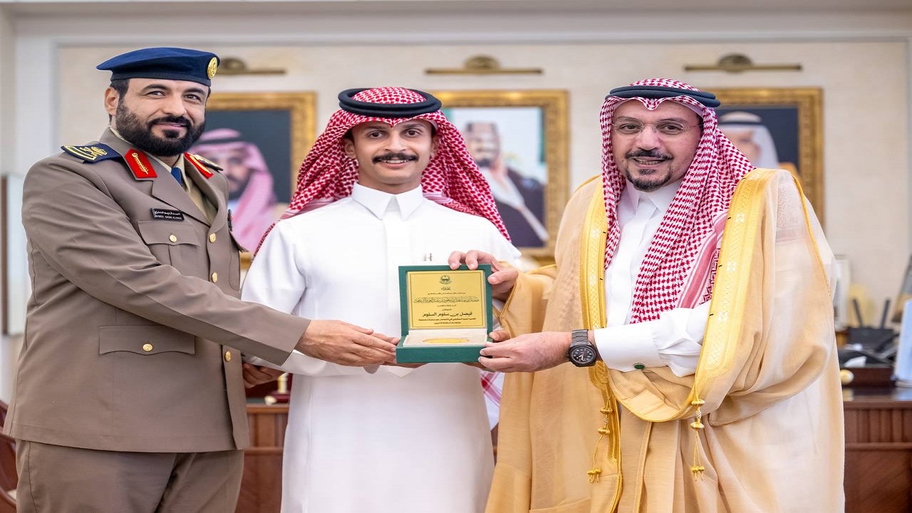 أمير القصيم يكرّم مواطن لموقفه البطولي بإبعاد مركبة مشتعلة عن موقعها.. صور