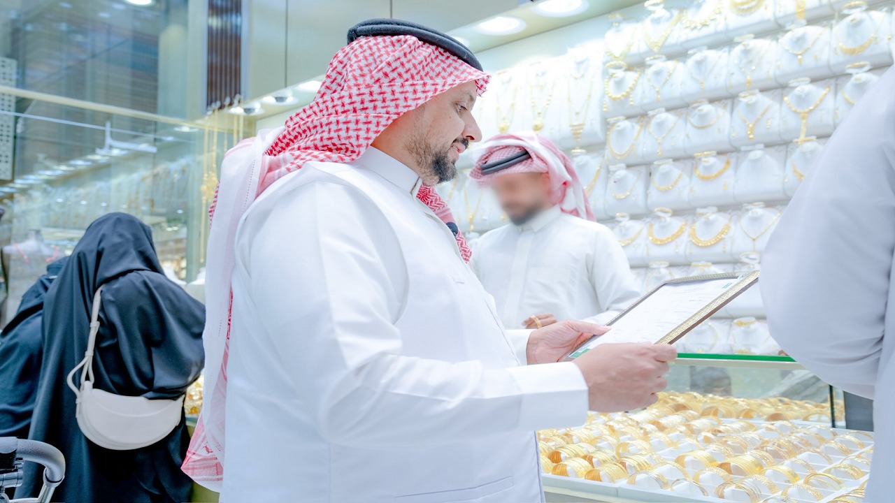 ضبط 69 مخالفة لأنظمة العمل في أسواق للذهب بالرياض.. صور
