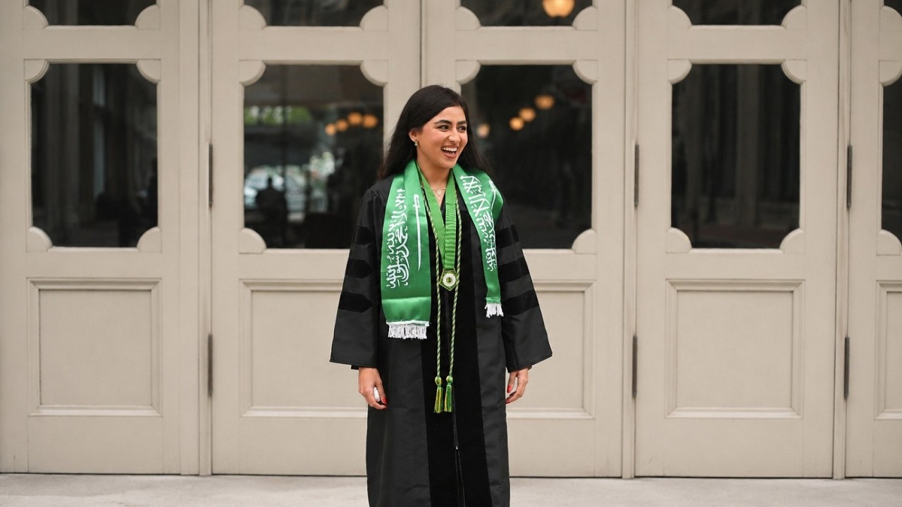 مواطنة تصبح أول امرأة سعودية متخصصة في اكتشاف الدواء بمستشفى جامعة هارفارد.. فيديو