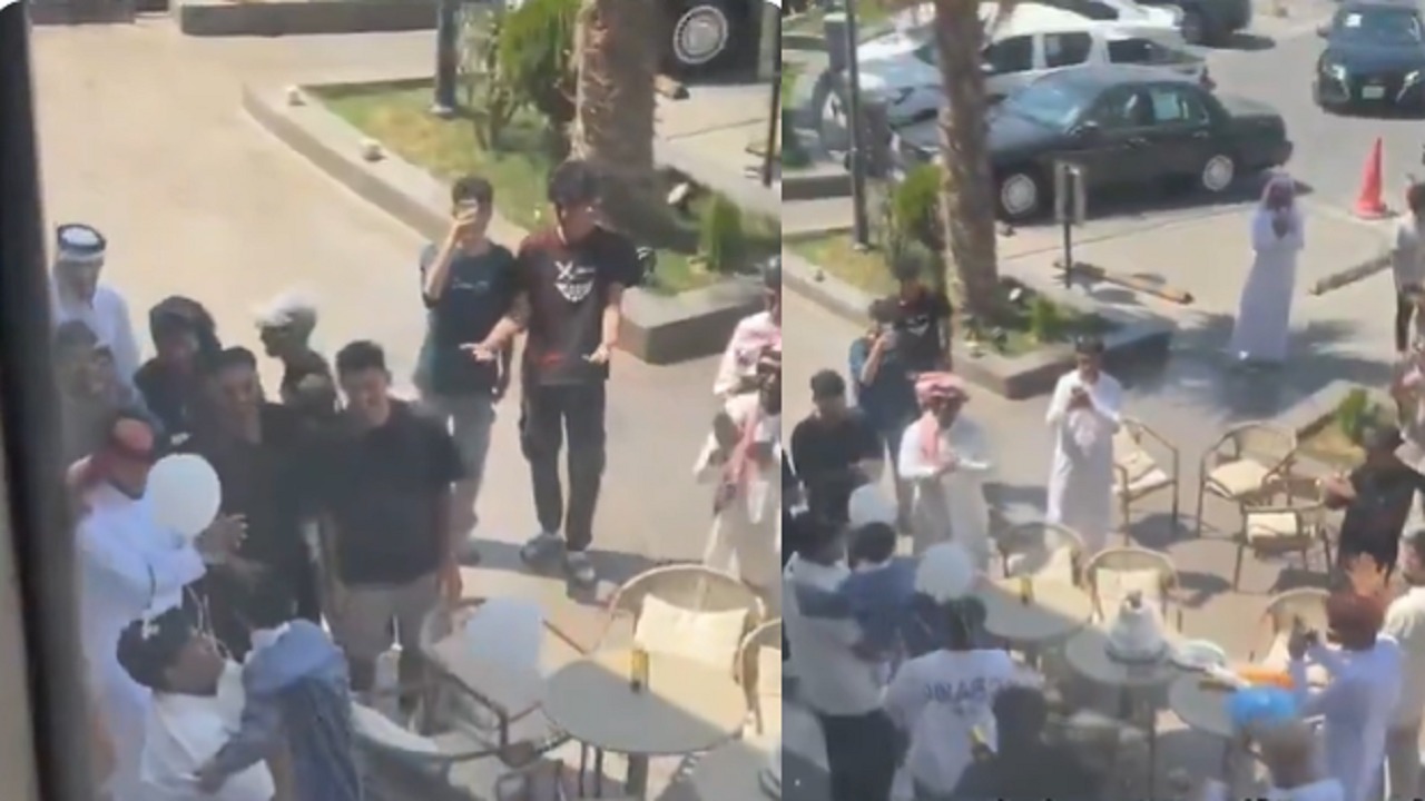 أب يحتفل بتخرج ابنه من الروضة .. فيديو