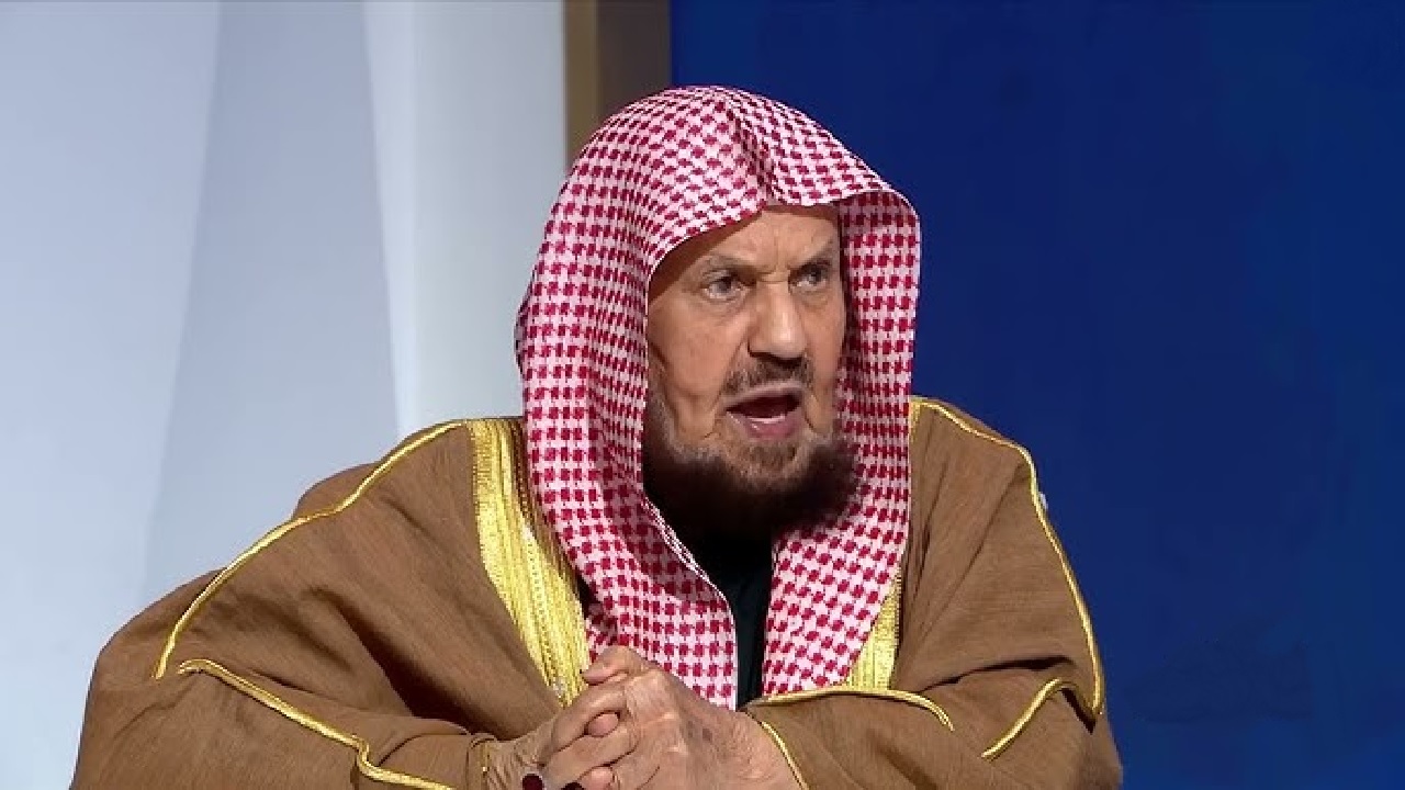 المنيع يوضح حكم الدعاء بغير وضوء ورفع اليدين.. فيديو