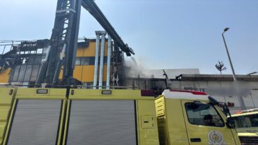 إخماد حريق في مبنى تجاري بجازان