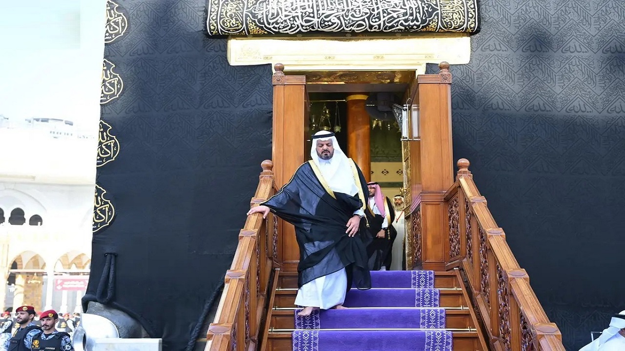 نائب أمير مكة يتشرف بغسل الكعبة.. فيديو والصور