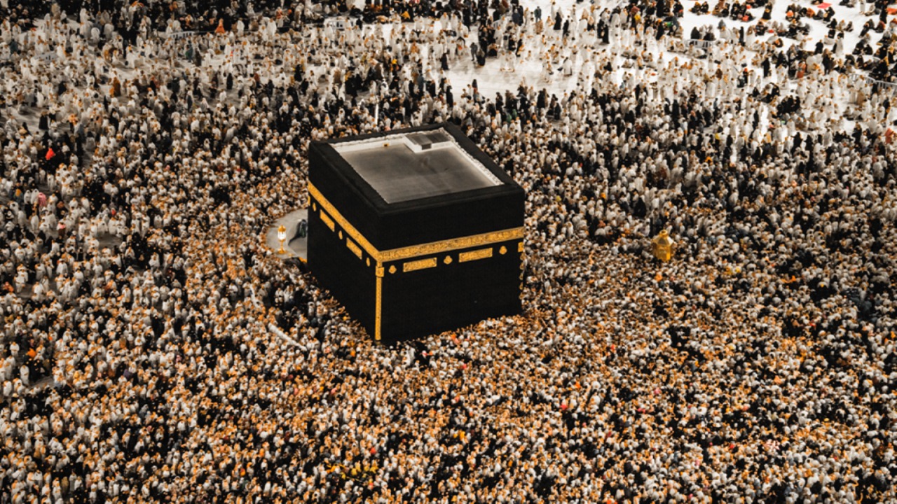 موقف لا ينسى للملك عبدالله مع 200 حاج تعرضوا لمأساة ووصلوا للمملكة بعد إنتهاء موسم الحج بشهرين.. فيديو