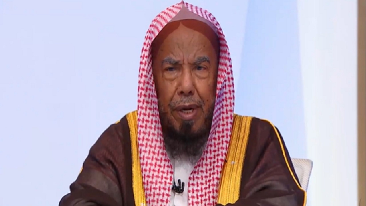 المطلق: يجوز للأب إعطاء ابنه من الزكاة لسداد ديونه.. فيديو