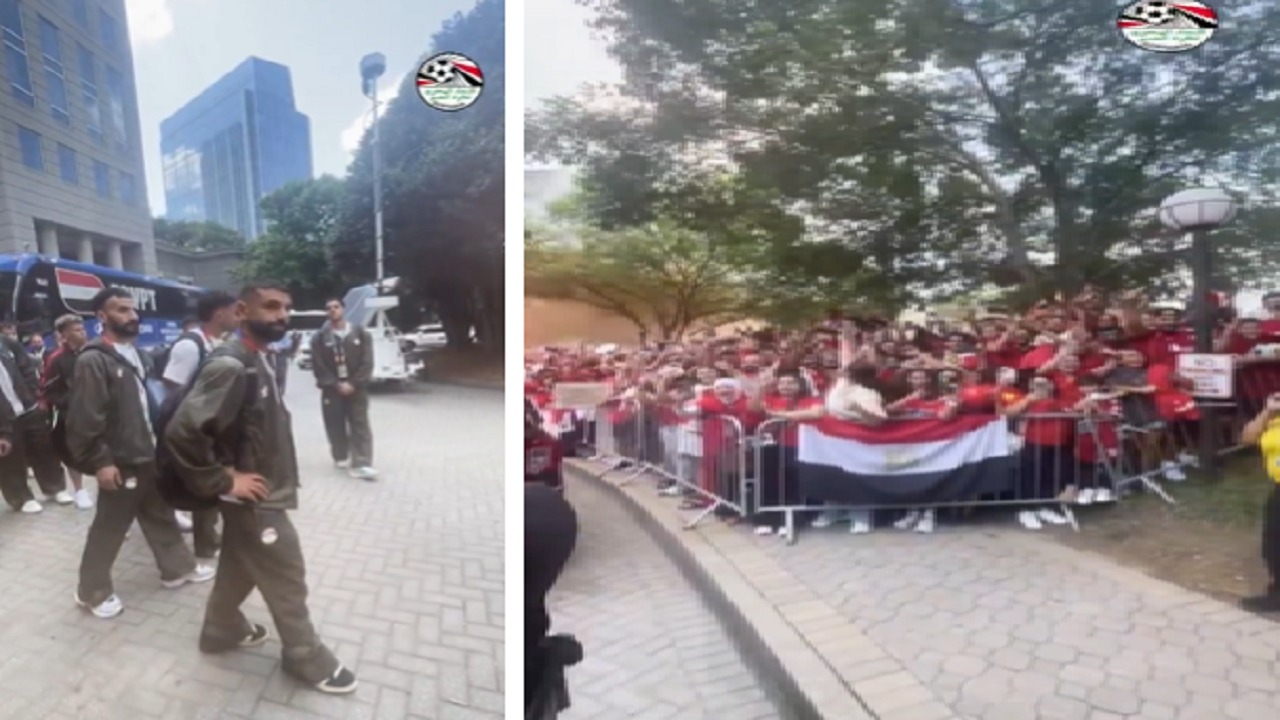 الجمهور المصري يستقبل اللاعبين أمام مقر سكنهم ويرددوا: رجاله رجاله.. فيديو