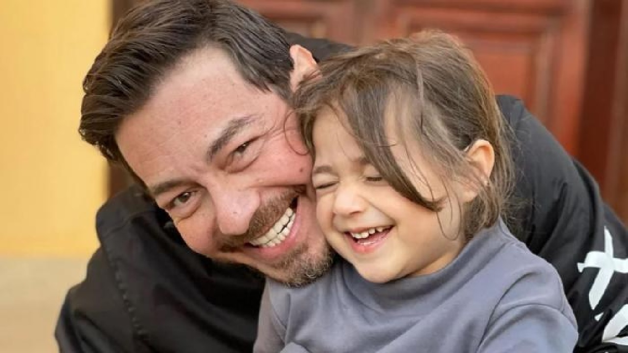 أحمد زاهر يكشف تفاصيل إصابة ابنته بالغدة الدرقية